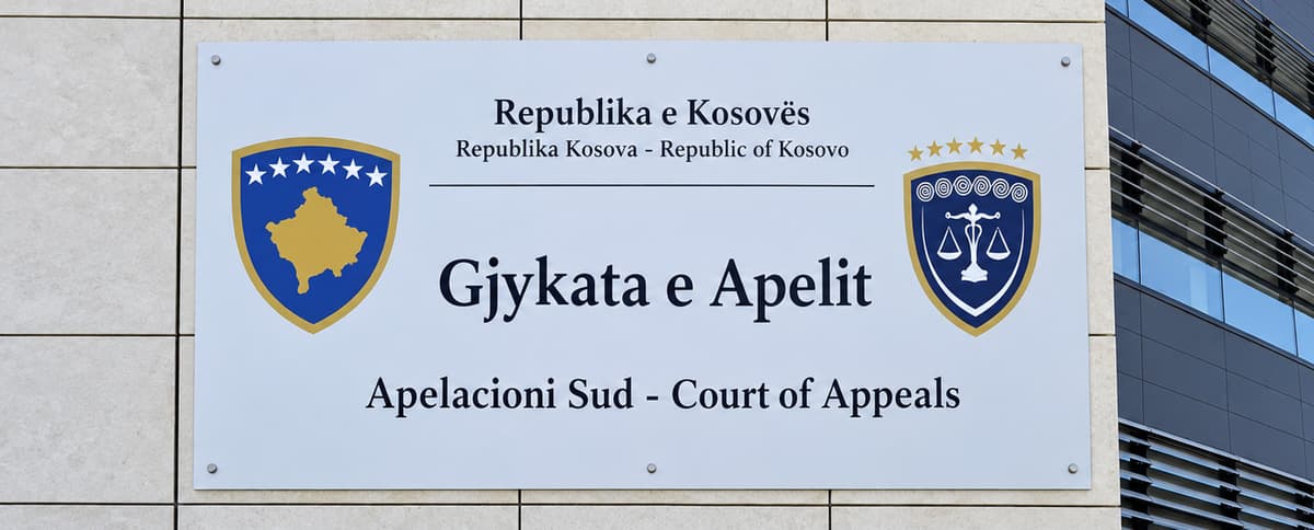 Fotografia paraqet ndërtesën e Gjykatës së Apelit të Kosovës. Në fasadë shihet tabela zyrtare me emrin e gjykatës në shqip, serbisht dhe anglisht, krahas stemës së Kosovës dhe simbolit të drejtësisë.