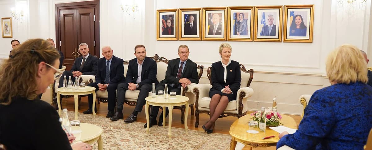 Fotografia paraqet delegacionin e Luginës së Preshevës gjatë një takimi në Presidencën e Kosovës.