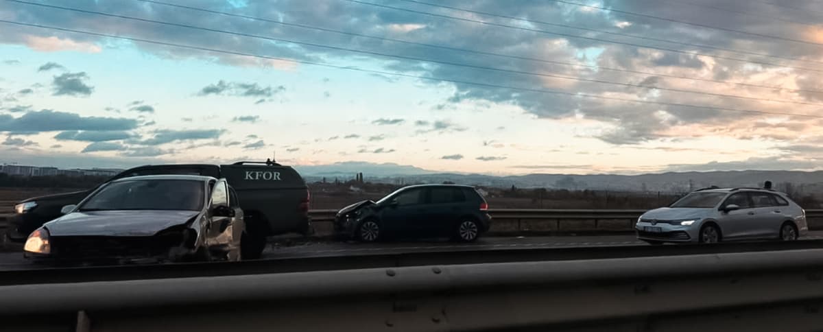 Pamje nga një aksident trafiku mes dy veturave në Bresje. Burimi: Indeks Online