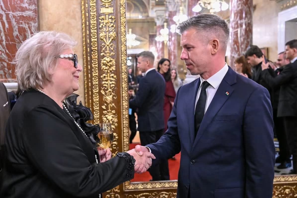 Presidentja Shiroka Pula u prit nga kryeministri Magyar dhe mori pjesë në shfaqjen solemne për 70-vjetorin e Revolucionit Hungarez